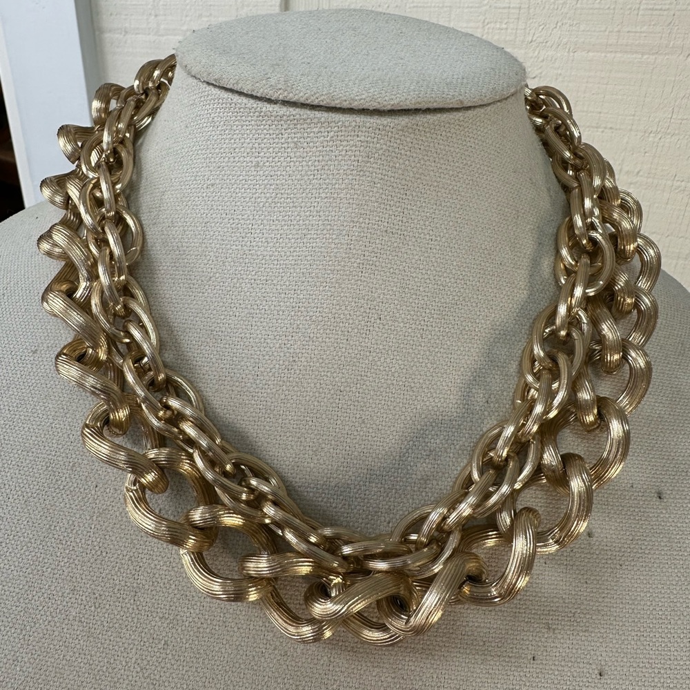 Chunky classic high collar goldtone chain necklace